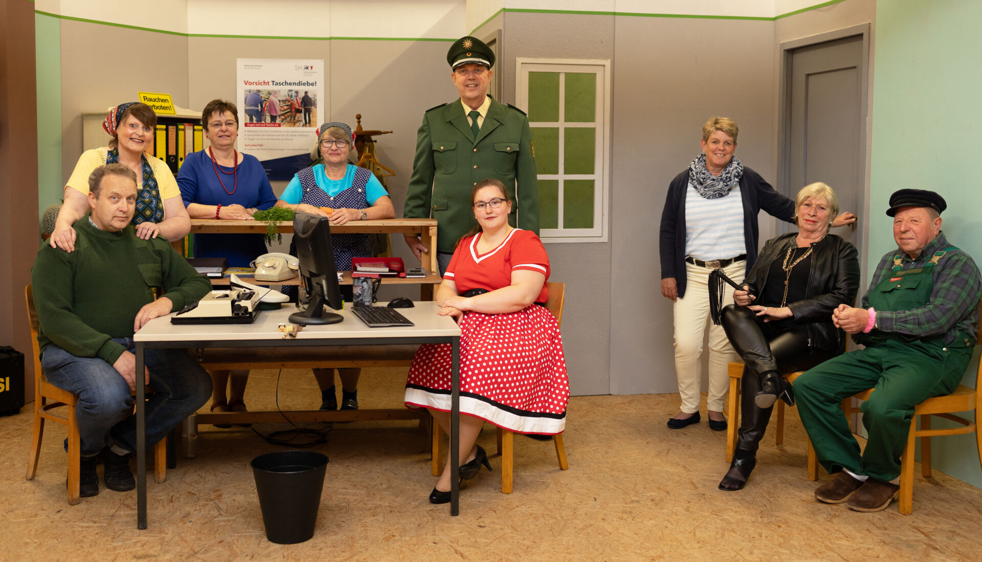 Szenenfoto aus „Gendarms sünd ok blots Minschen“ – Niederdeutsche Bühne Rendsburg