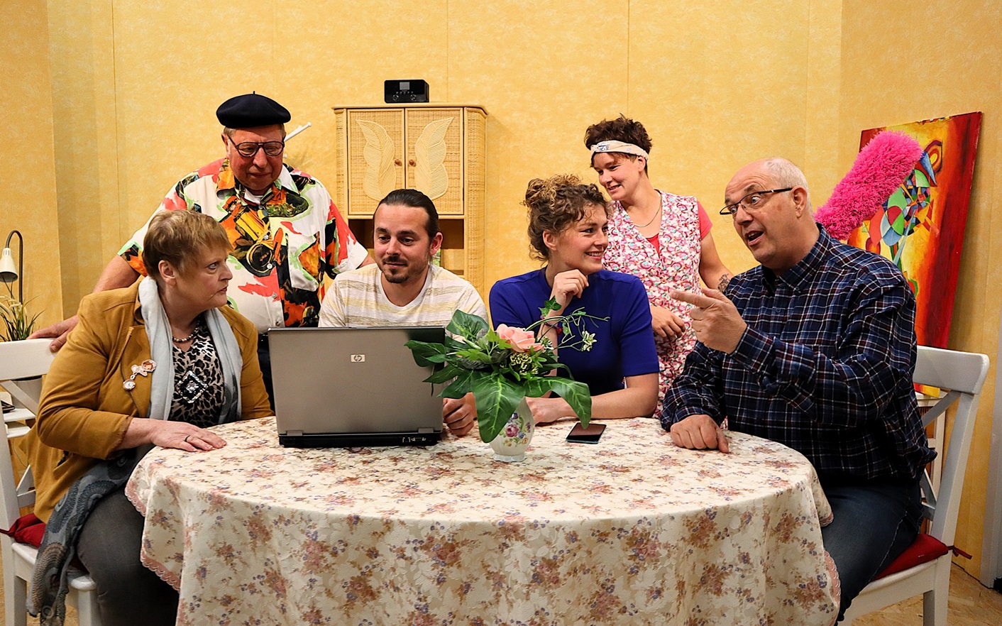 Angelika Prokasi, Willy Grünwald, Christopher Grabbert, Saskia Kröger, Jennifer Schmidt und Thorsten Behrens in „Nütschanix“