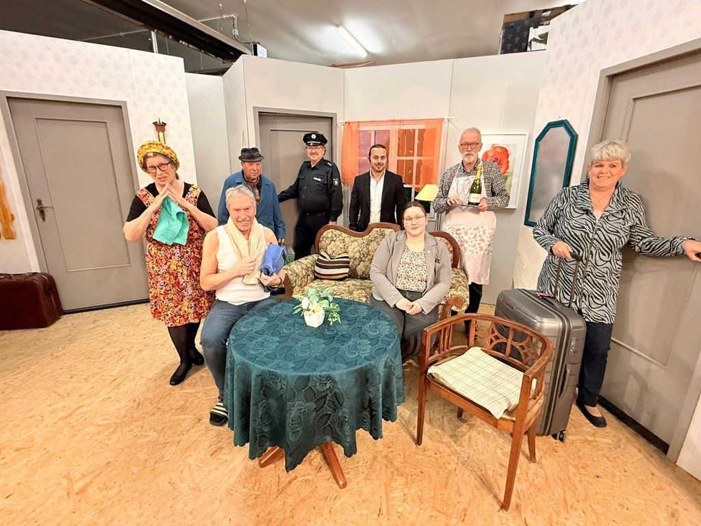 champagner 08 Szenenfoto aus „Champagner to'n Fröhstück“ – Niederdeutsche Bühne Rendsburg
